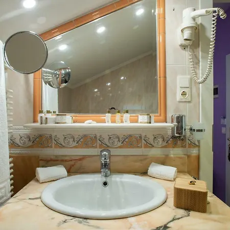 Diplomat & 4* Tirana